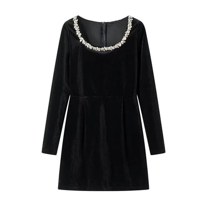 Robe longue à manches longues élégamment coupée pour femmes avec décolleté orné Chic und Stil