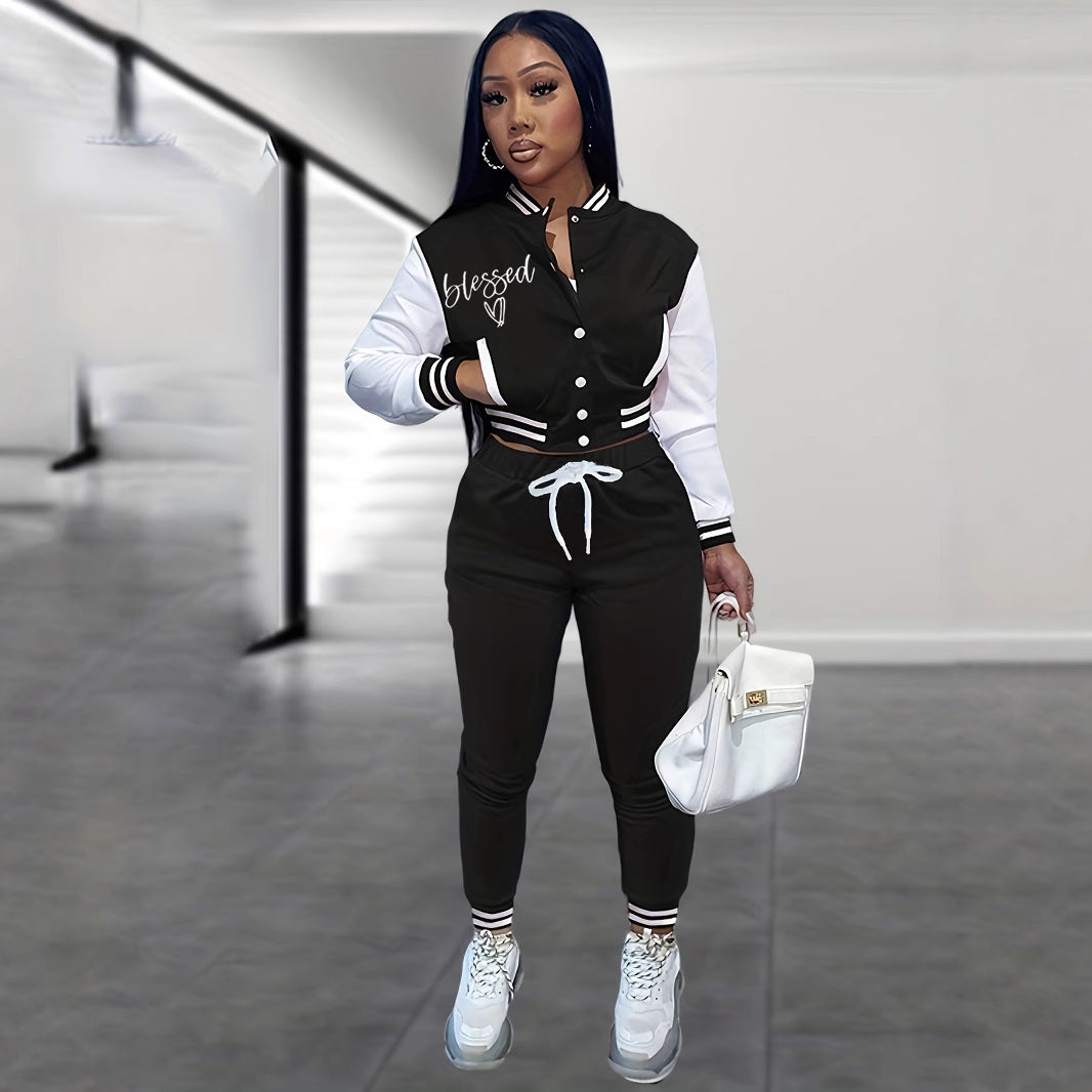 Combinaison de sport pour dames avec des manches contrastantes et un lettrage fashion Chic und Stil