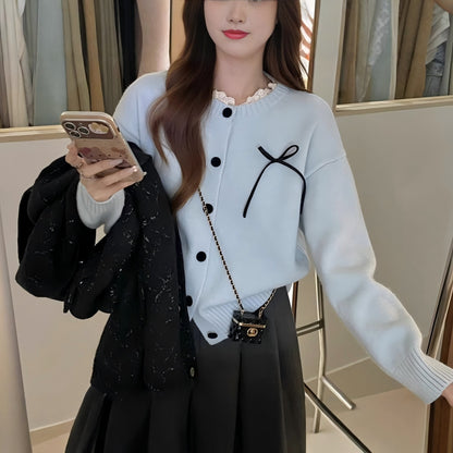 Dames confortable cardigan avec des boutons décoratifs et des accents de nœuds Chic und Stil