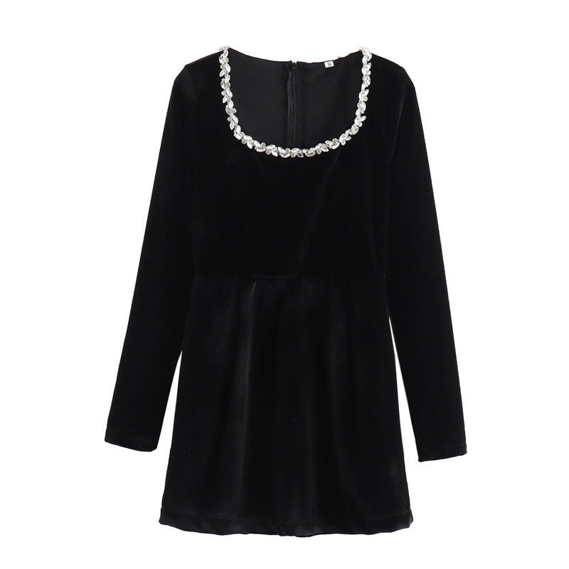 Robe élégante pour femmes avec un joli col rond et des détails décorés Chic und Stil