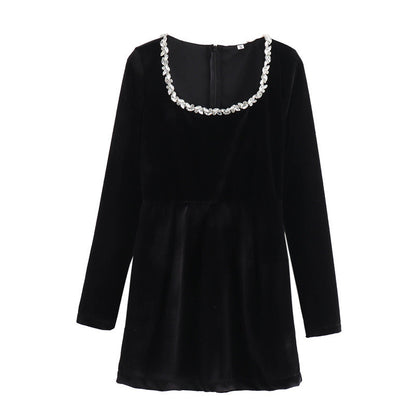 Robe élégante pour femmes avec un joli col rond et des détails décorés Chic und Stil