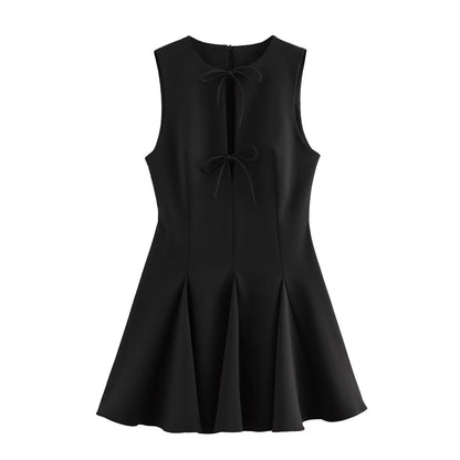 Robe de loisirs pour femmes avec des détails de nœuds raffinés et un ourlet flottant Chic und Stil