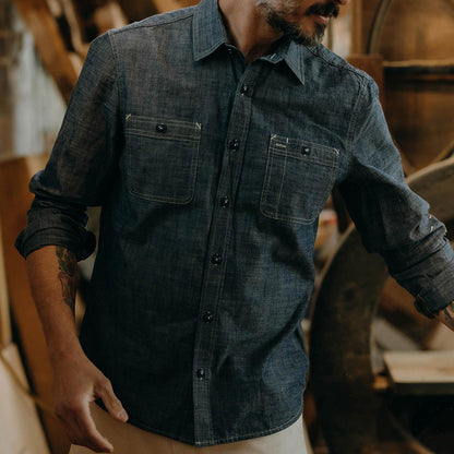 Chemise en chambray décontractée pour hommes avec deux poches poitrine et détails de boutons Chic und Stil