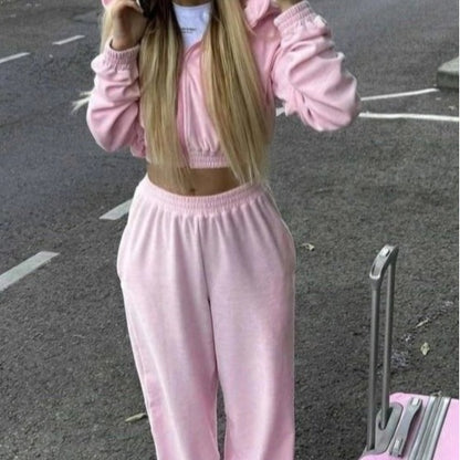 Chic and Style women's cropped sports set with hood and wide pants