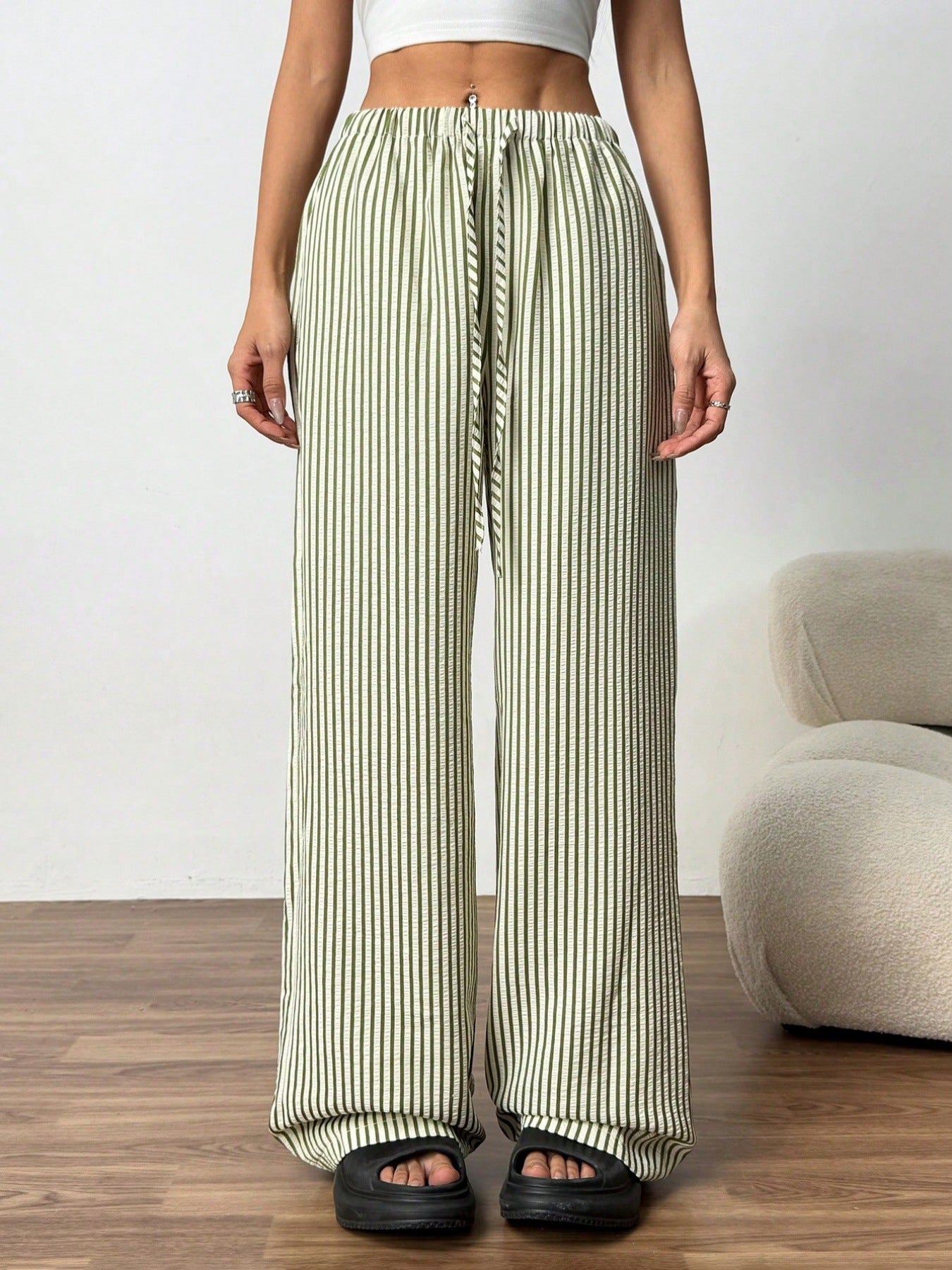 Striped casual pants for women with a loose fit and an elastic waistband Chic und Stil