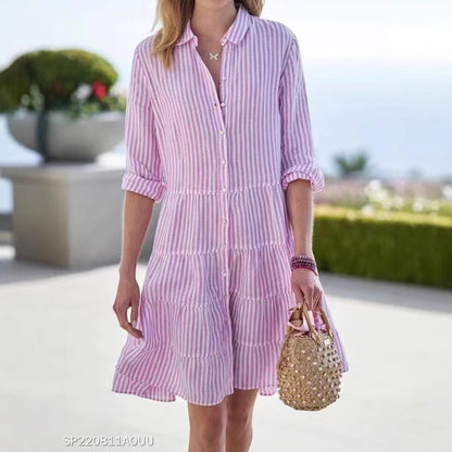 Robe chemise pour femmes avec un design rayé et une élégante patte de boutonnage Chic und Stil