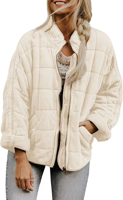 Chic women's puffer jacket with practical zipper and large pockets. Chic and stylish.