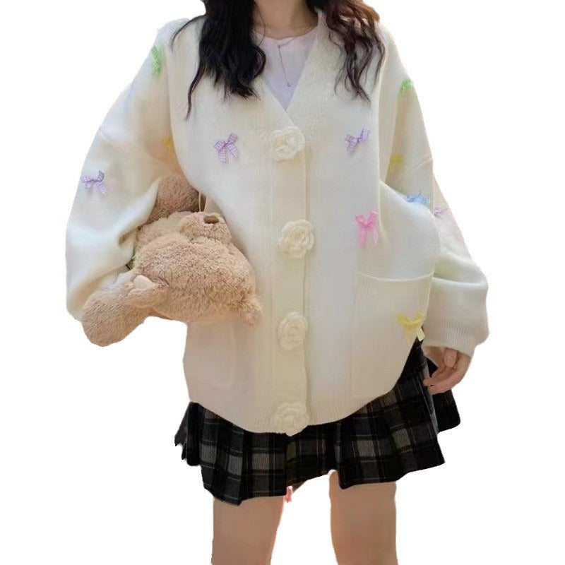 Dames cardigan avec des applications de fleurs ludiques et de grands boutons Chic und Stil