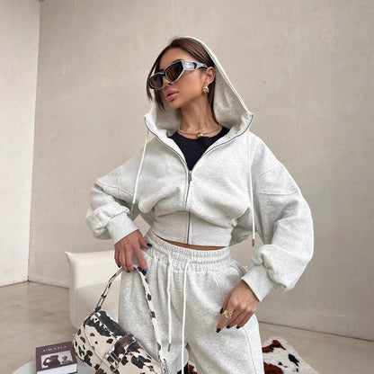 Sporty short hoodie set for women and wide jogging pants with stylish accents Chic und Stil