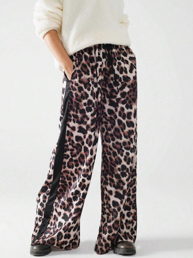 Wide linen pants for women with trendy leopard pattern and contrasting stripe Chic und Stil