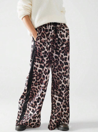 Wide linen pants for women with trendy leopard pattern and contrasting stripe Chic und Stil
