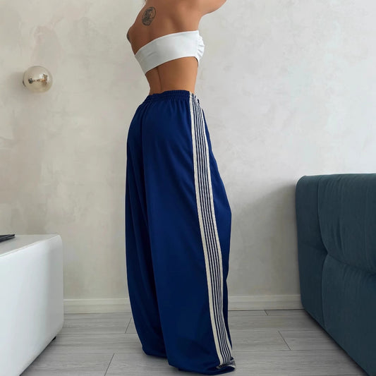 Wide sports pants for women with diagonal stripes Chic und Stil