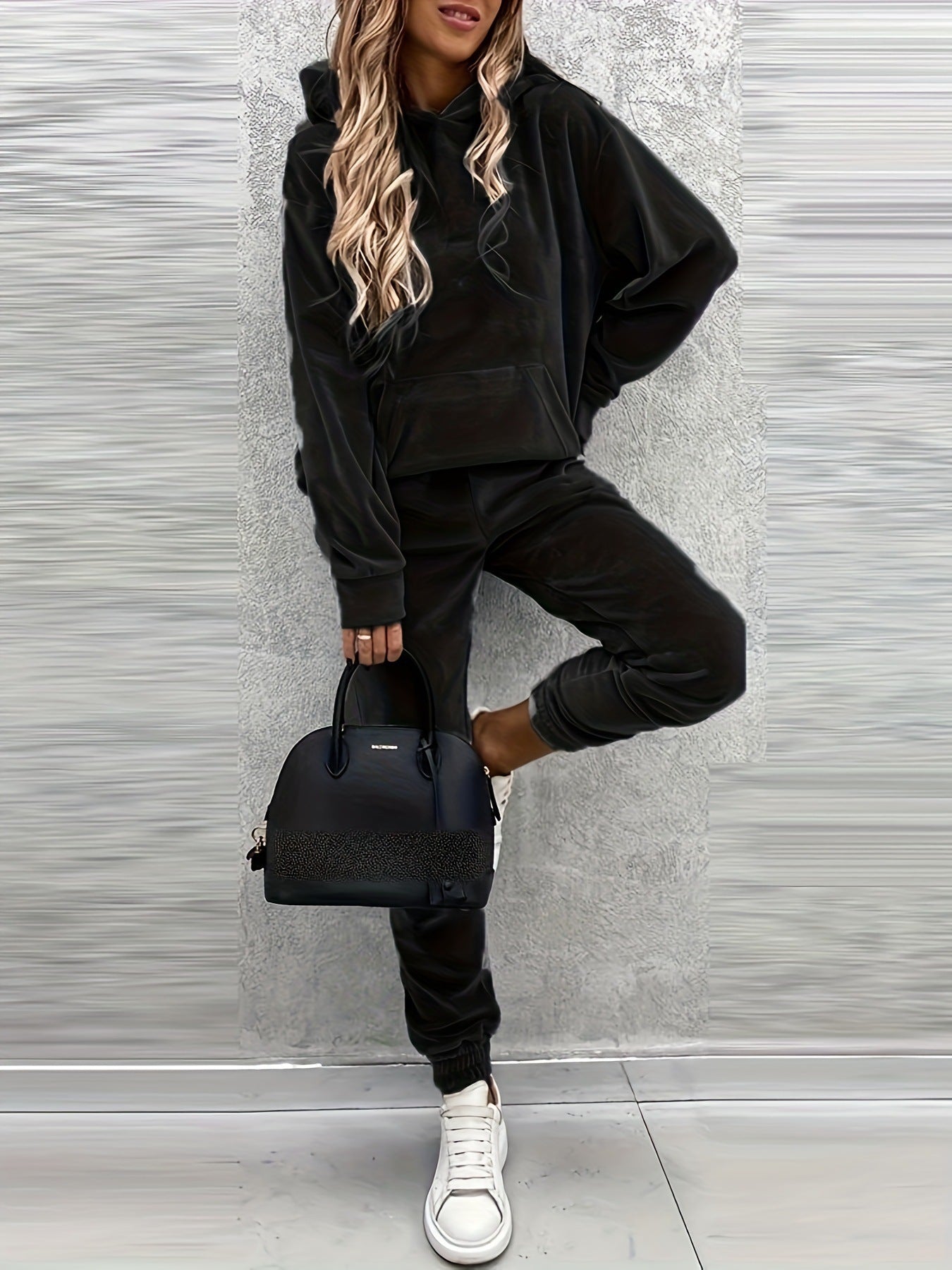 Women's sporty lounge set with hoodie and pants Chic und Stil