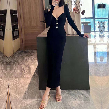 Robe tricot pour femmes avec décolleté en V profond et élégants détails de boutons Chic und Stil