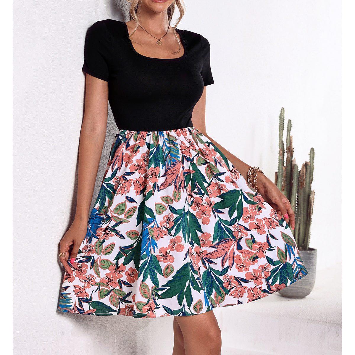 Robe de loisir pour femmes avec jupe florale et haut chic Chic und Stil