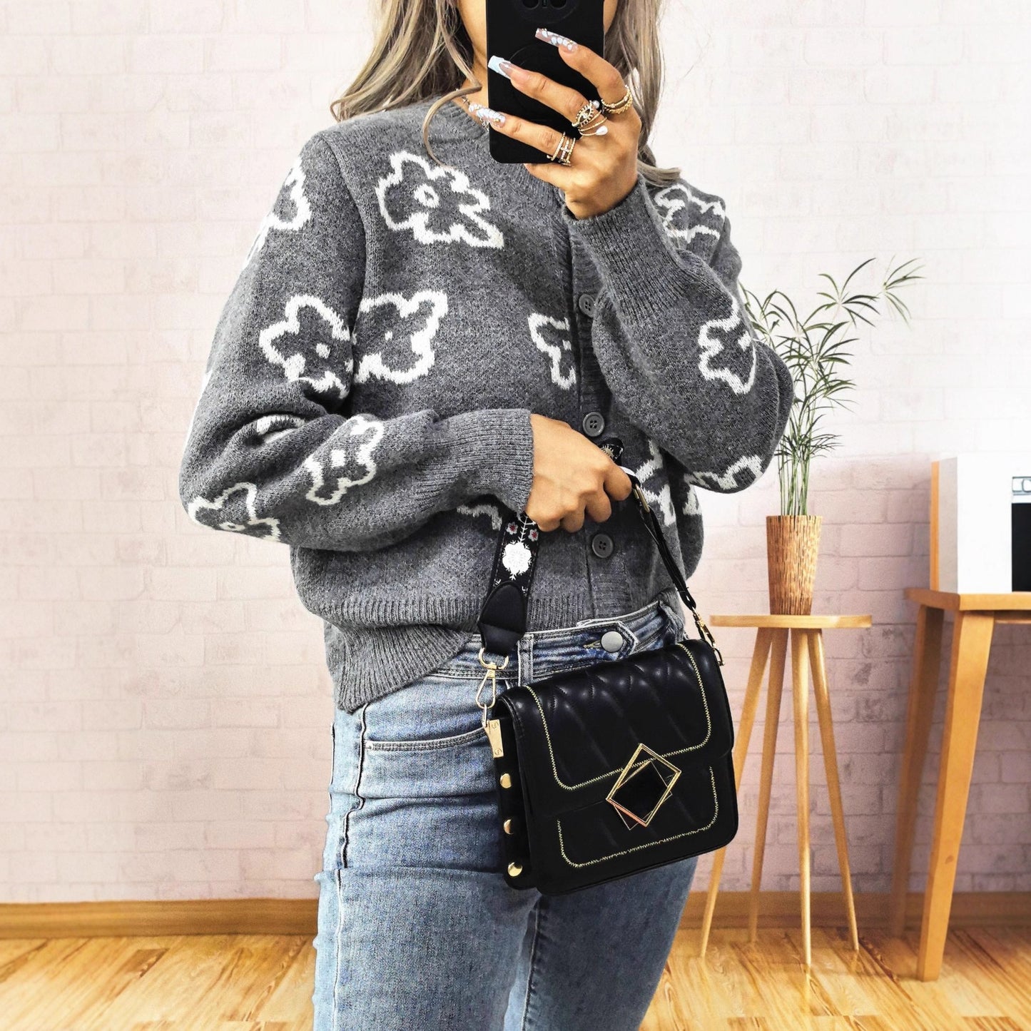 Women's comfortable cardigan with floral pattern and button closure. Chic and stylish.