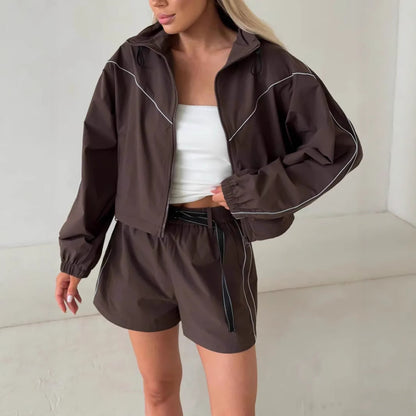 Ensemble sportif pour dames avec veste cropped et shorts Chic und Stil