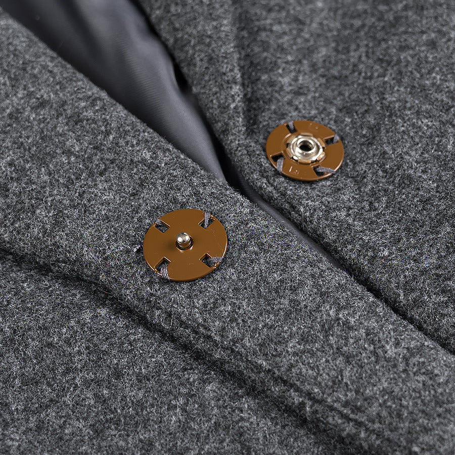 Elegant winter coat for women with high collar and practical pockets Chic und Stil