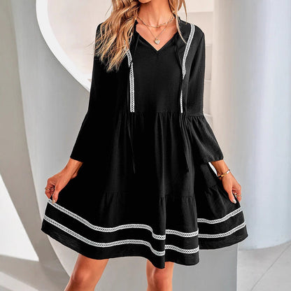 Robe mini décontractée pour femmes avec décolleté en V, revers de manche décoratifs et ourlet ludique Chic und Stil