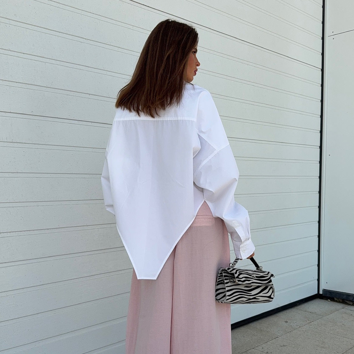 Chemisier oversize pour femmes avec coupe asymétrique et détails modernes Chic und Stil