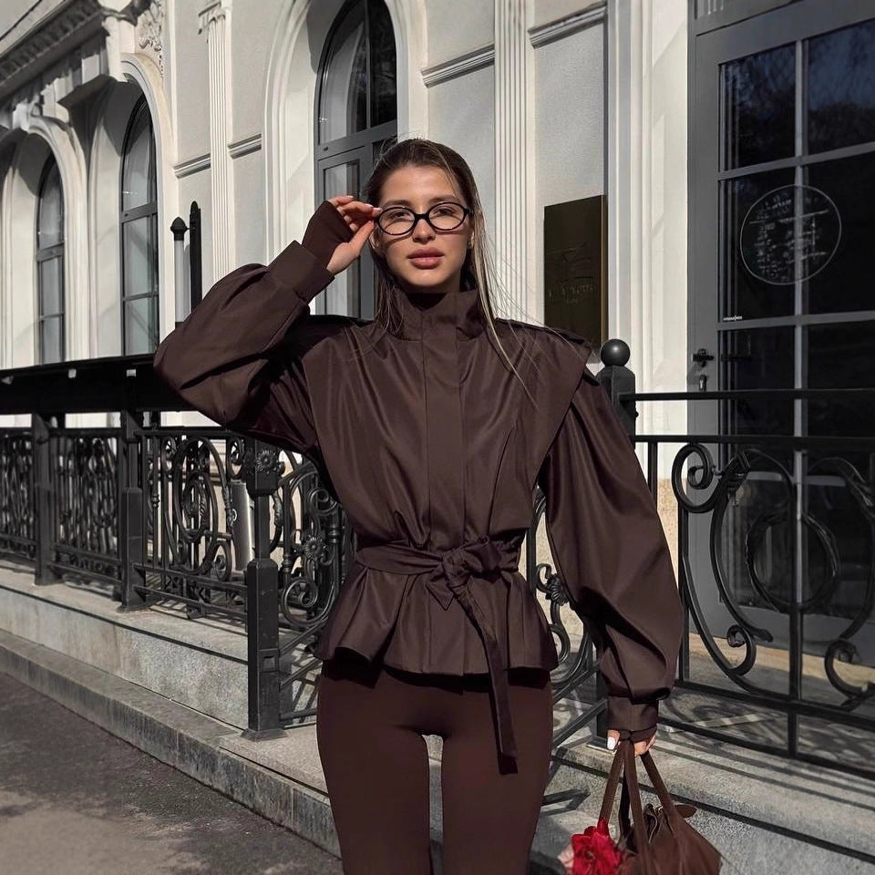 Dames blouse stylée avec col haut et ceinture latérale à la taille Chic und Stil