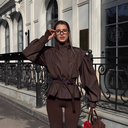 Dames blouse stylée avec col haut et ceinture latérale à la taille Chic und Stil