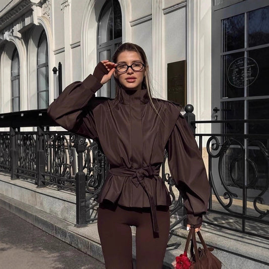 Dames blouse stylée avec col haut et ceinture latérale à la taille Chic und Stil