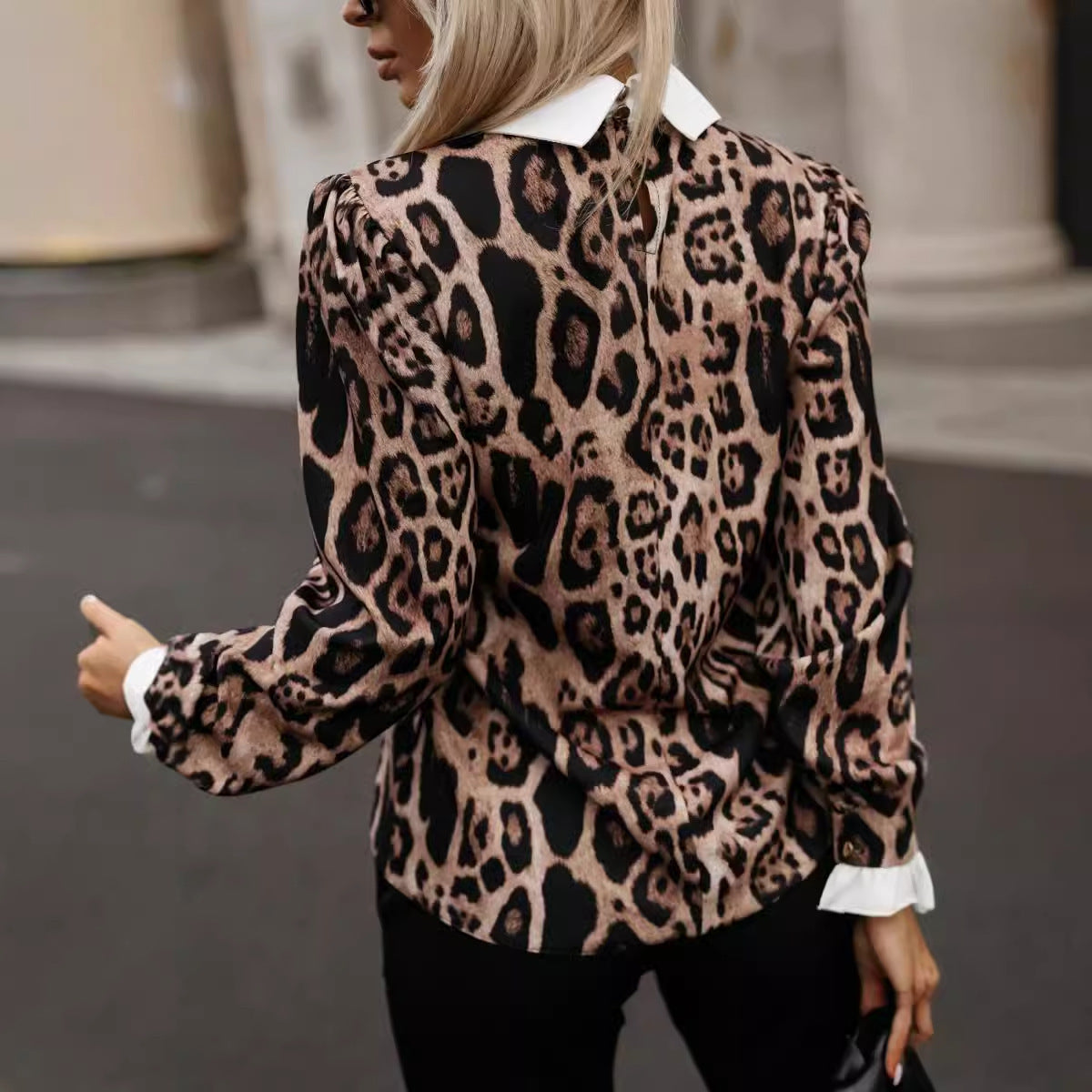 Chemisier féminin à la mode avec un motif léopard tendance et un embellissement élégant du col Chic und Stil