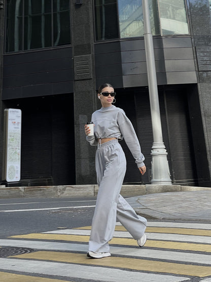 Urban fit sweatpants for women with a casual crop top Chic und Stil