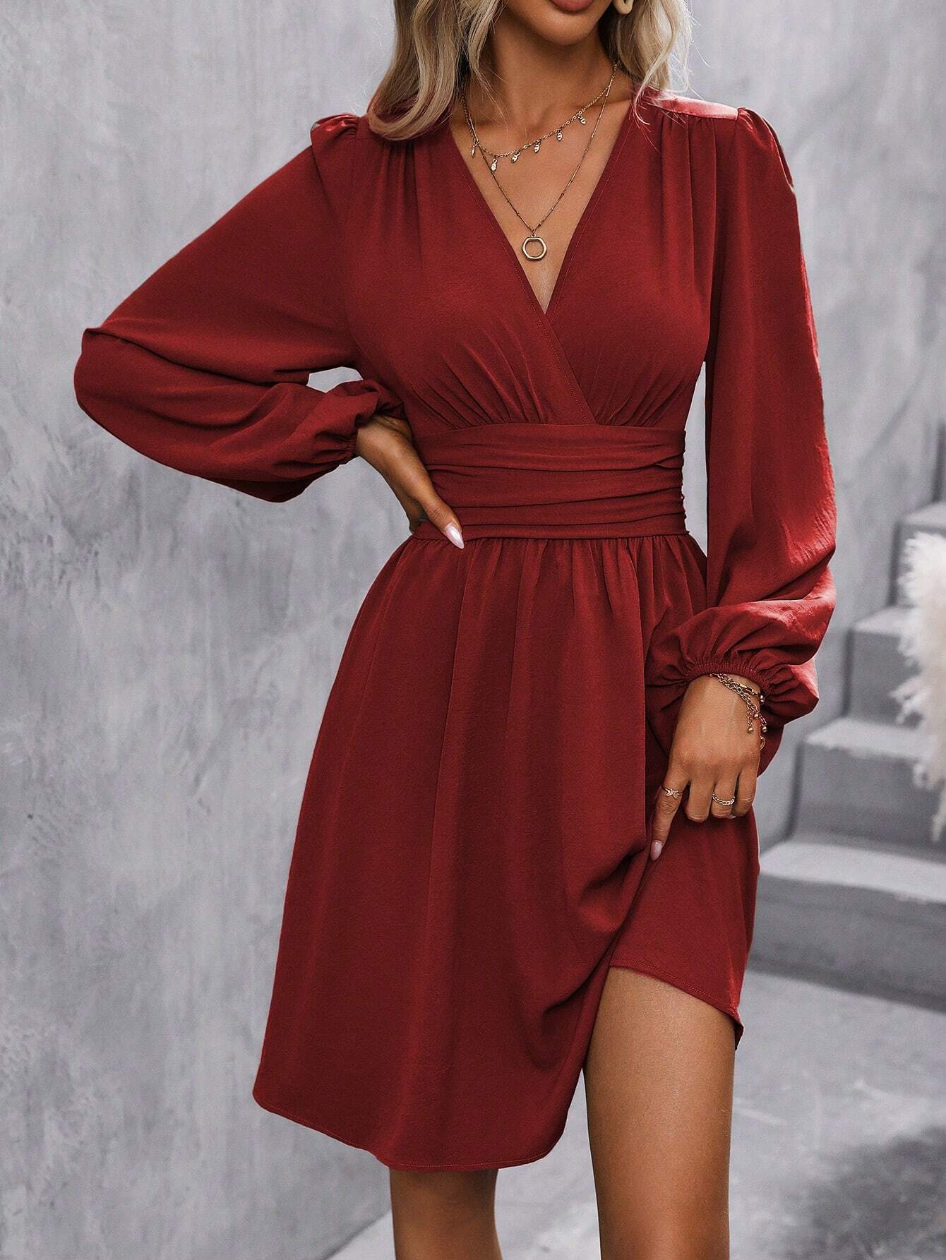 Robe portefeuille moderne pour dames avec des manches bouffantes décontractées et une ceinture à la taille Chic und Stil