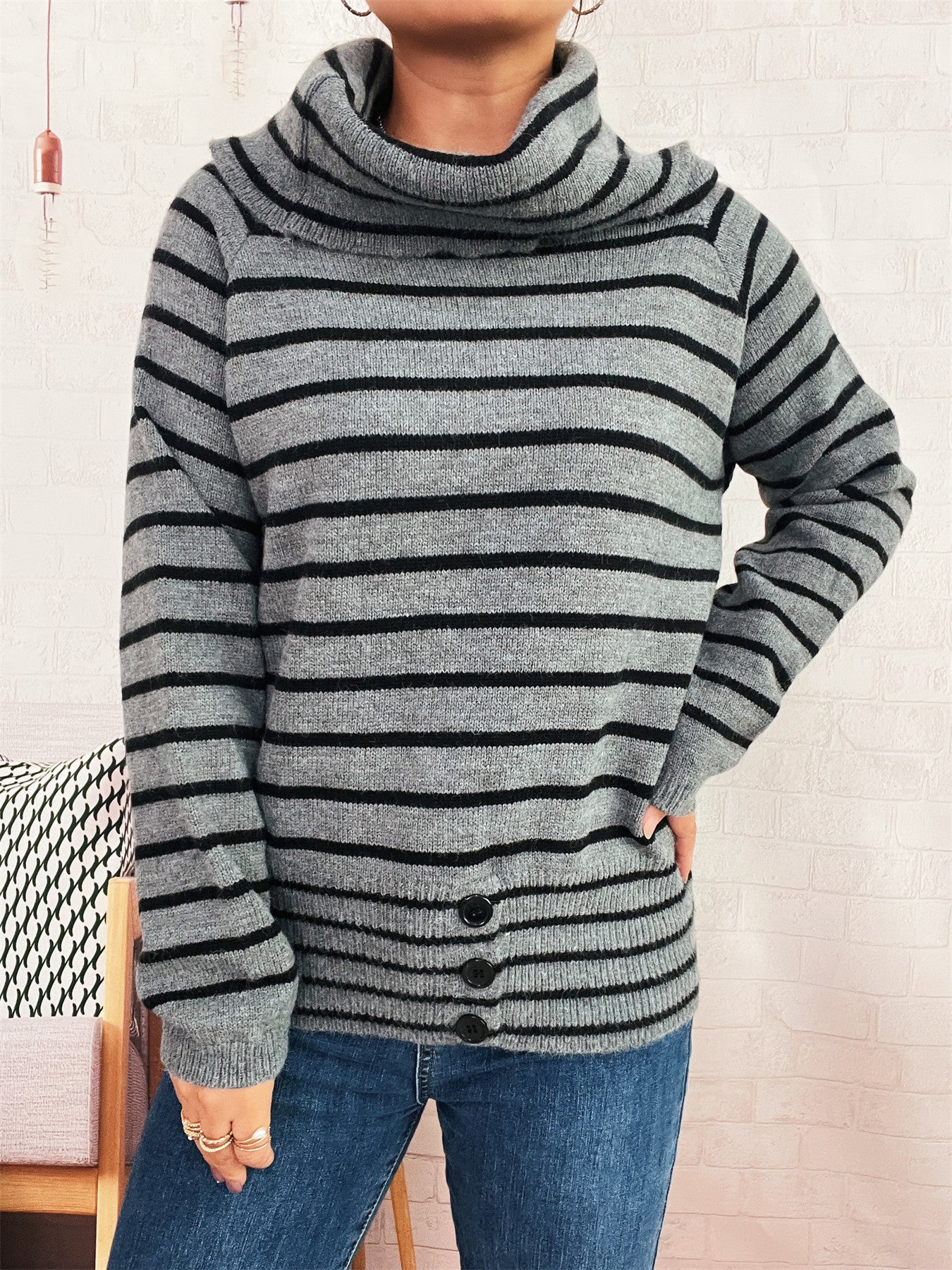Pull femme avec col doux et boutons décoratifs Chic und Stil