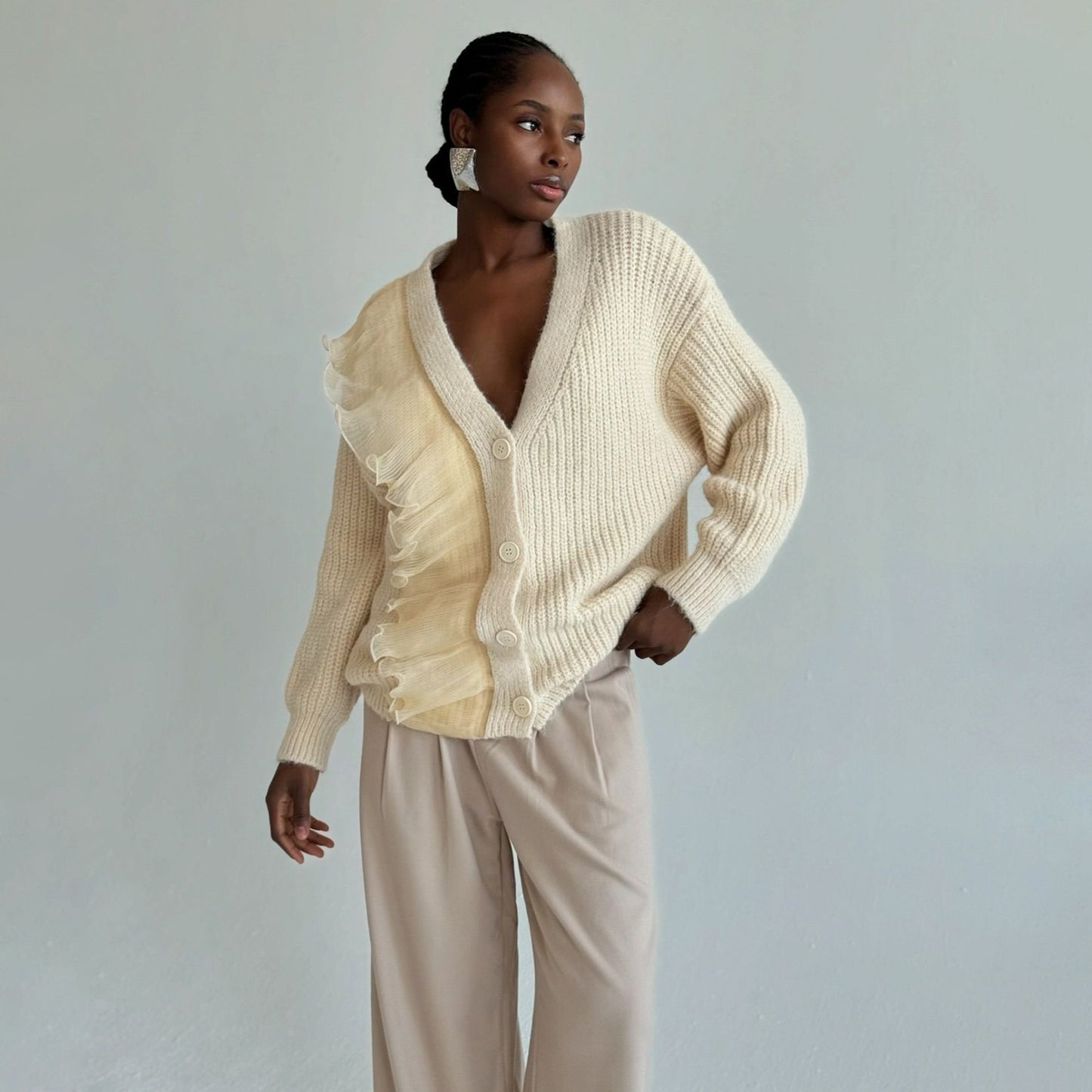 Cardigan pour femmes avec détails en volants et fermeture à boutons Chic und Stil