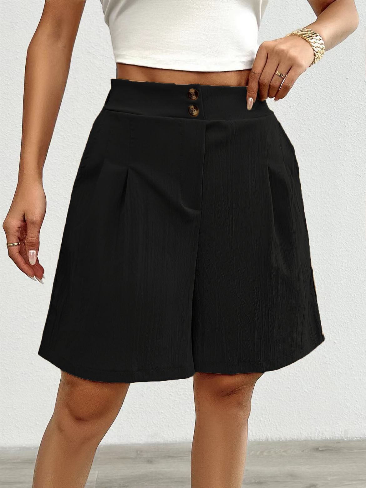 High-waisted satin shorts for women with double button closure and pleats Chic und Stil