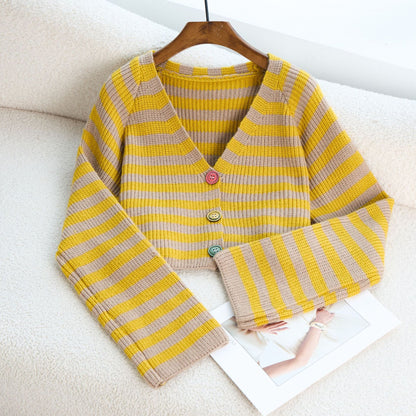 Dame Crop-Cardigan avec des boutons colorés et un motif rayé tendance Chic und Stil