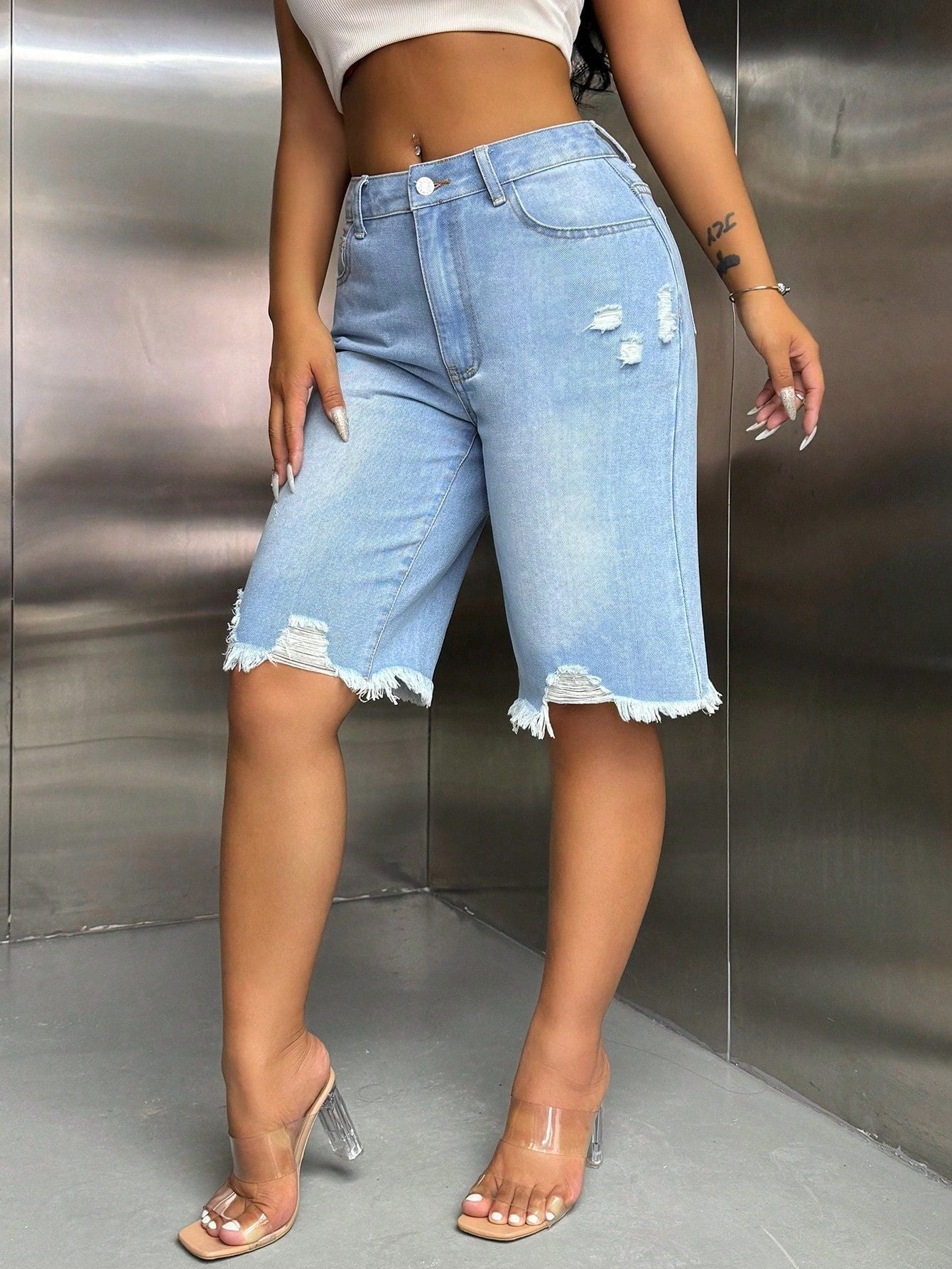 Shorts en denim distressed pour femmes avec des finitions effilochées Chic und Stil