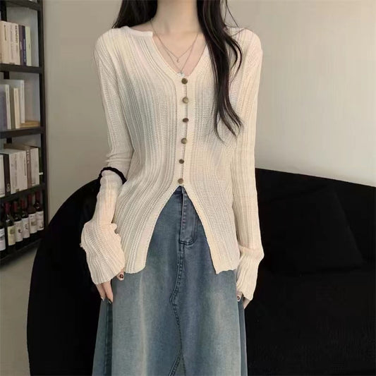 Pull élégant pour femmes avec décolleté en V, détails de boutons et manches décontractées Chic und Stil