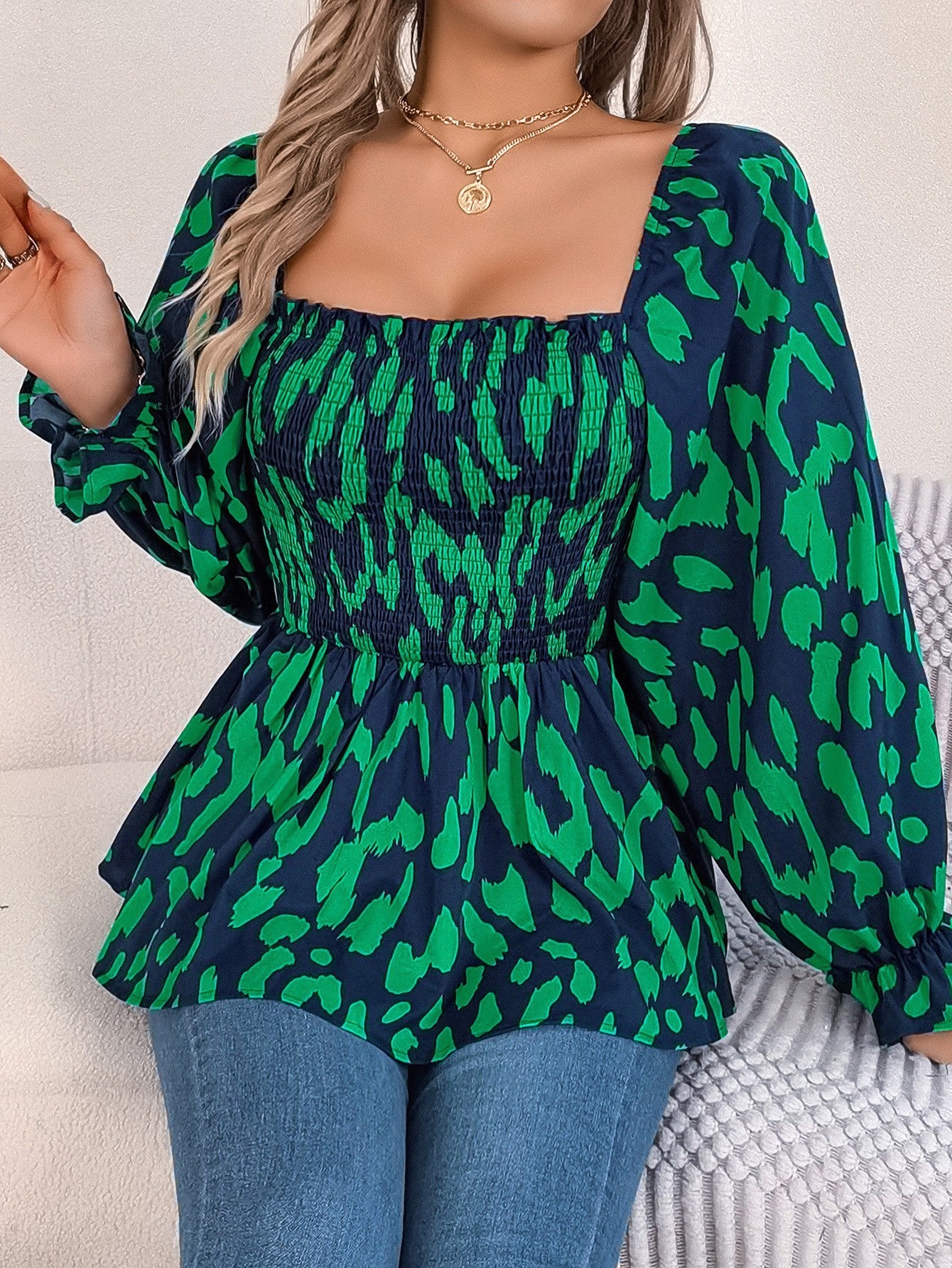 Blouse en dentelle pour femmes avec manches de type évêque et haut froncé Chic und Stil