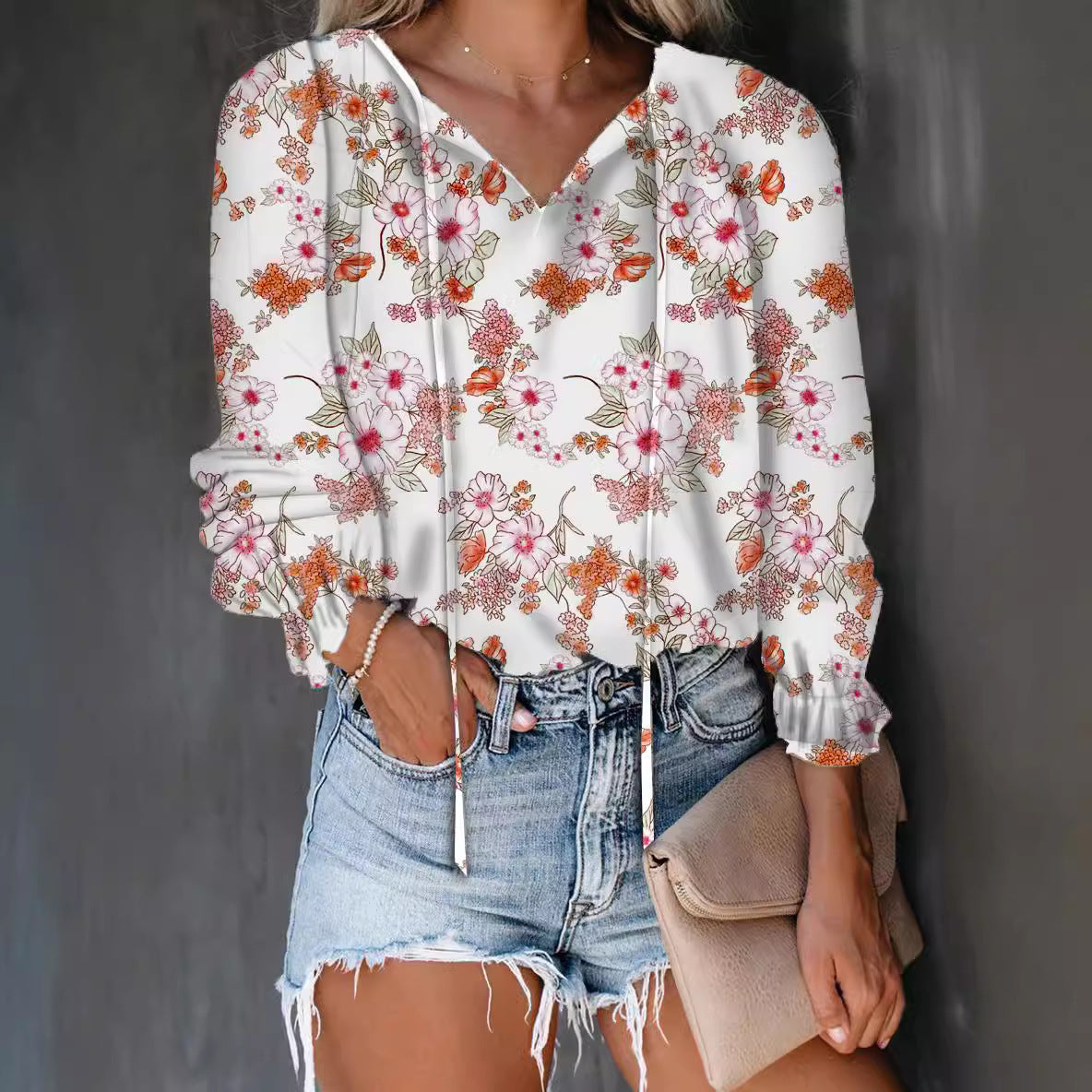 Chemise pour femmes avec décolleté en V et détails volants Chic und Stil