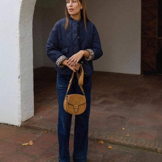 Women's puffer jacket with structured design and practical pockets Chic and Style