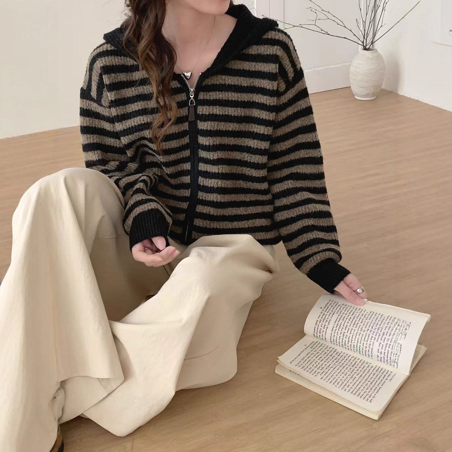 Casual knitted pullover for women with hood and zipper Chic and Style