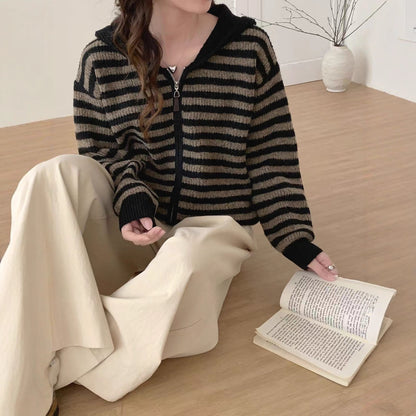 Casual knitted pullover for women with hood and zipper Chic and Style