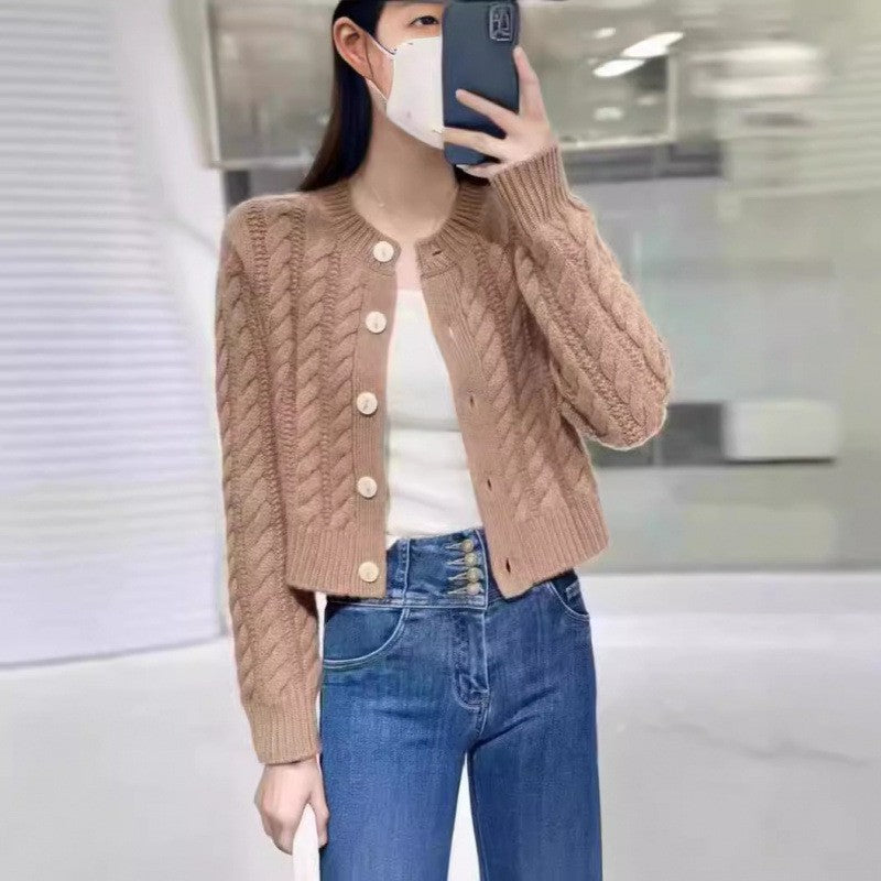 Dames gilet en tricot épais avec boutons décoratifs et motif en tresses spécial Chic und Stil