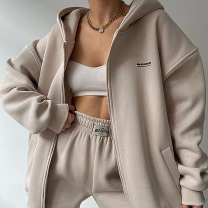 Casual and comfortable women's hoodie set with zipper and chic jogging pants