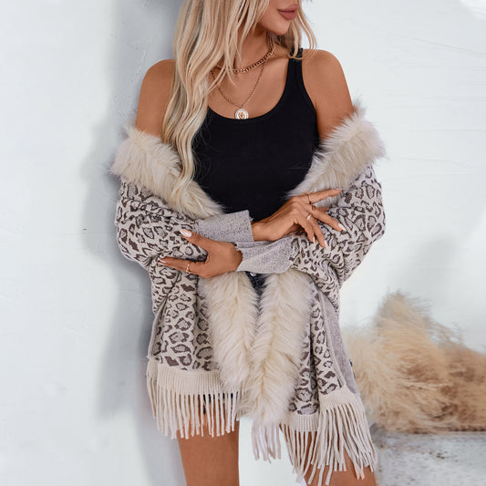 Dames élégant pull poncho avec un col en fausse fourrure luxueux et un ourlet à franges Chic und Stil