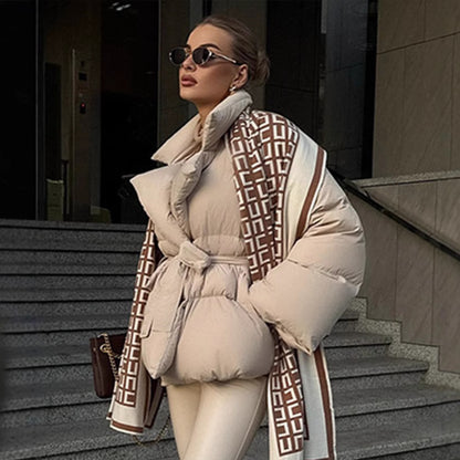 Veste matelassée moderne pour femmes avec ceinture à la taille Chic & Stil