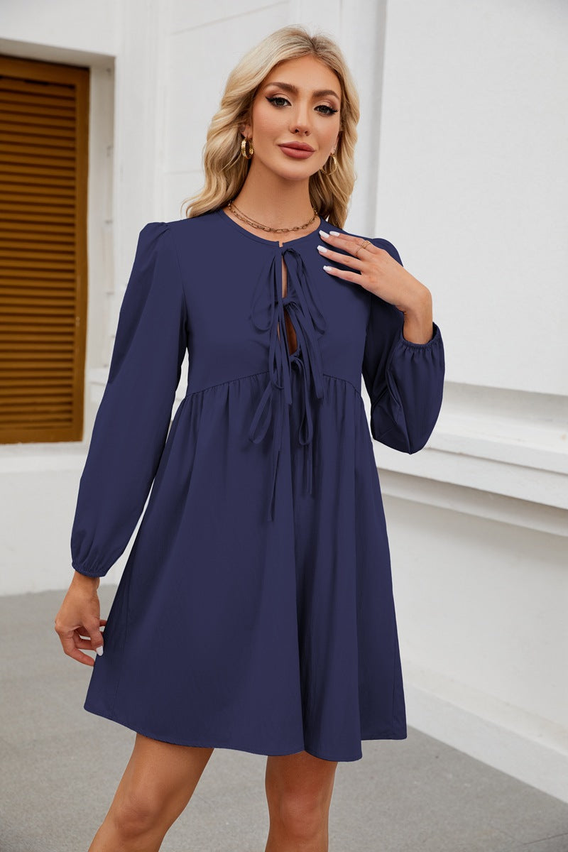 Robe cintrée pour femmes avec ouverture à nœud et manches ballon Chic und Stil