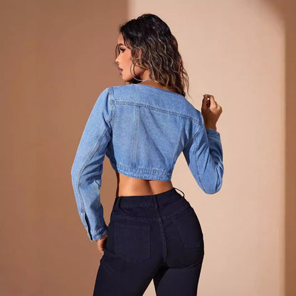 Veste en jean courte pour femmes avec détails de boutons et coupe cintrée Chic und Stil