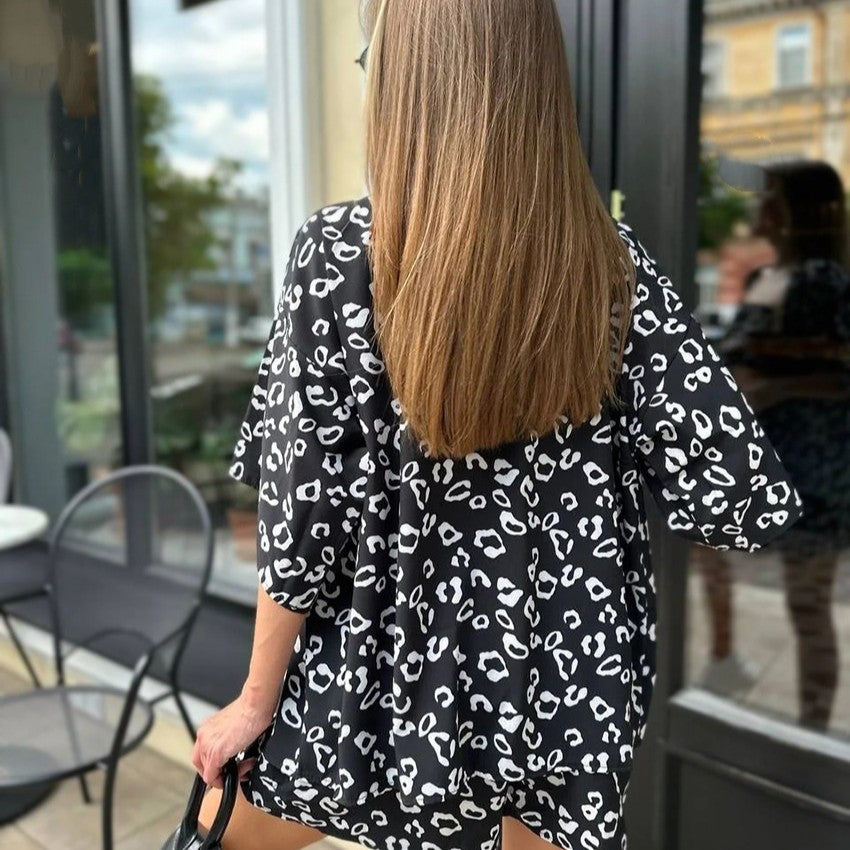 Trendy women's outfit consisting of a crop top and loose shorts with animal print Chic und Stil