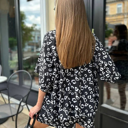 Trendy women's outfit consisting of a crop top and loose shorts with animal print Chic und Stil