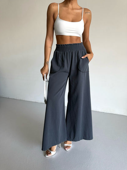 Wide palazzo pants for women with elastic waist and practical pockets Chic and Style